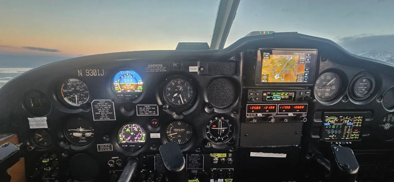 Cherokee 180 N9301J avionics panel